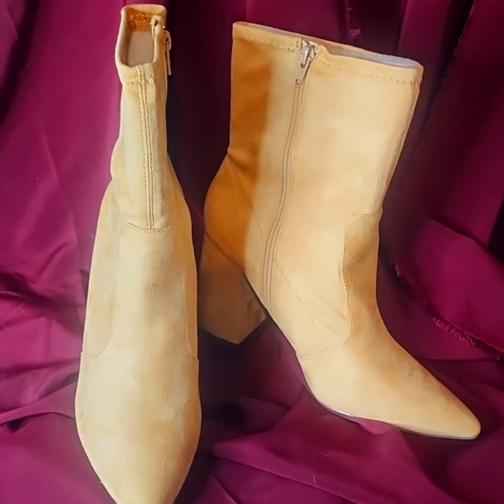 Cream Color size 9 1/2 Boots (NEW)